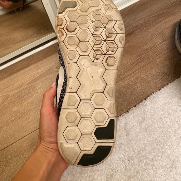 Nike shoes - Picture 4 of 5